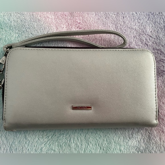 🤍BCBG🤍Wristlet Wallet in Silver. - Picture 2 of 10